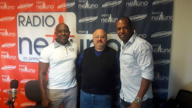 Ronald Duarte e Frank Montieth negli studi di Radio Nettuno insieme al conduttore di "Scusate l'Interruzione" Simone Motola